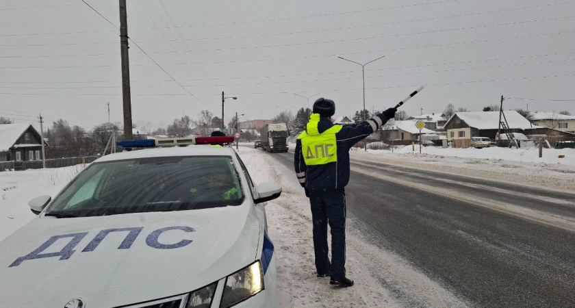 Инспектор ГИБДД просит выйти из машины и дунуть в трубочку: эксперт назвал 3 ошибки, которые лишат водителей прав после похмелья