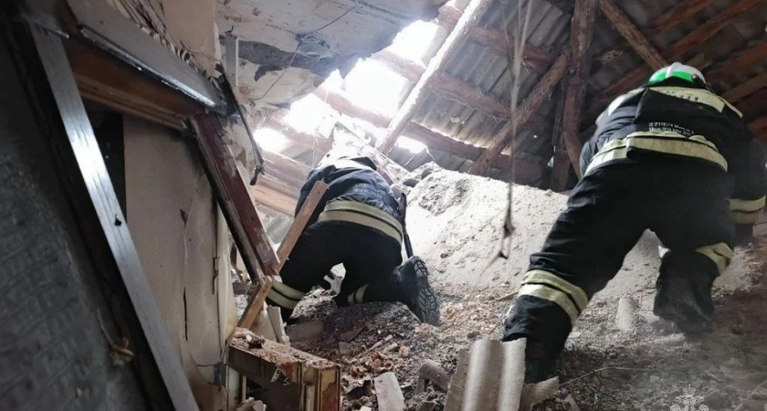 Спасатели завершили работу после взрыва газа в жилом доме Петров Вала