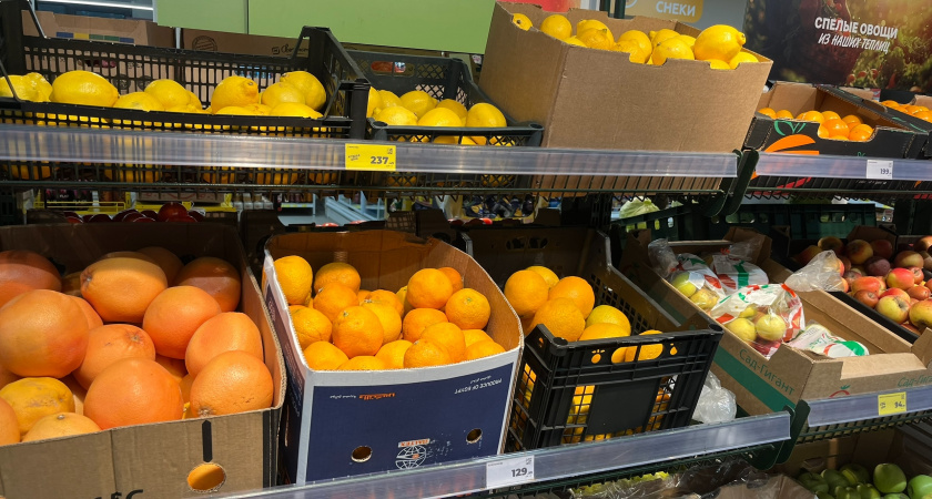 Хитрые продавцы выбирают мандарины себе домой только так: запоминайте 3 приема