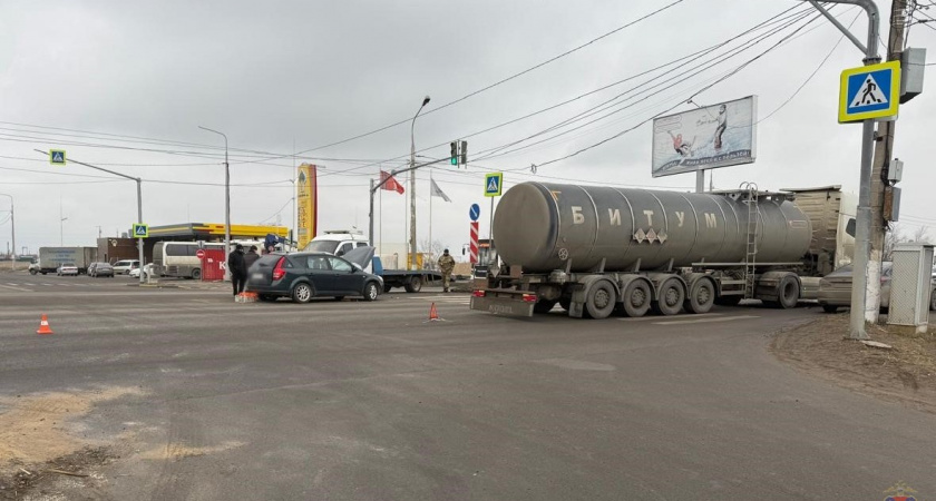 Сводка ДТП в Волгоградской области: водитель на встречной полосе спровоцировал аварию на трассе, пострадали 12 человек