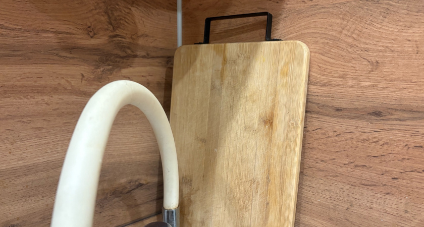 Замачиваю на 15 минут в этом растворе и разделочная доска как новая: ни запахов, ни пятен - лайфхак времен СССР