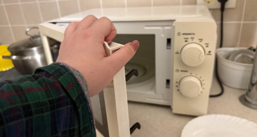 Больше не дышу уксусом, отмывая микроволновку: подглядела у подруги простой способ очистки от жира - бонусом получаю приятный аромат