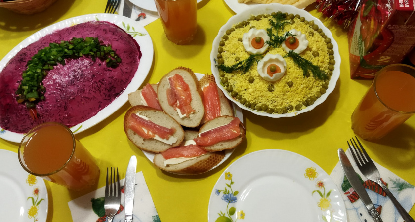 Врач-онколог назвал самые вредные новогодние салаты - готовят в каждой семье поголовно, еще и детей пичкают