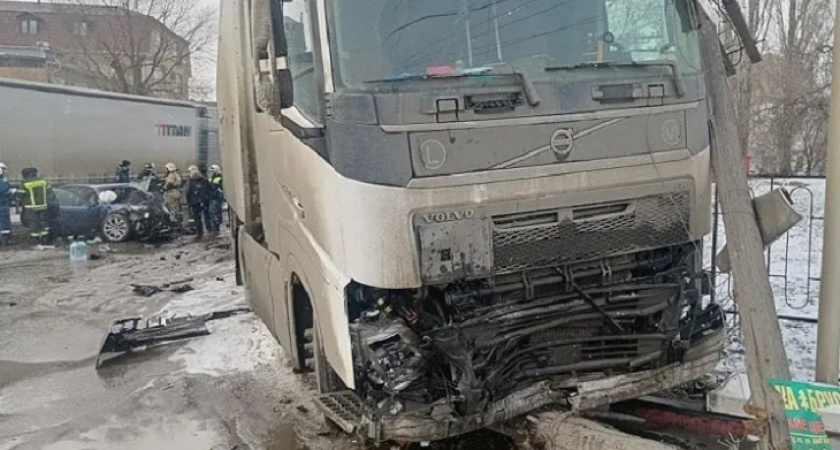  Пассажирка Audi не выжила после столкновения с грузовиком под Волгоградом