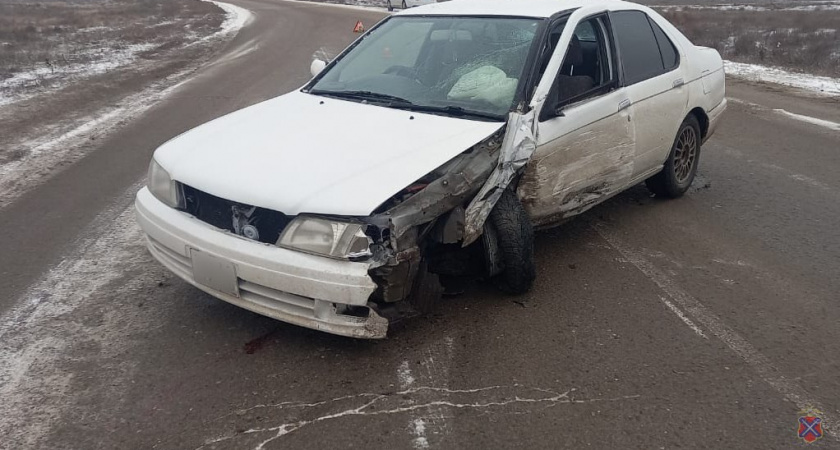 В Волжском пьяный водитель иномарки врезался в фонарный столб и покалечил своего пассажира