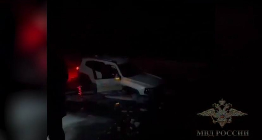 В Волгоградской области спасли людей из автомобиля, провалившегося под лёд
