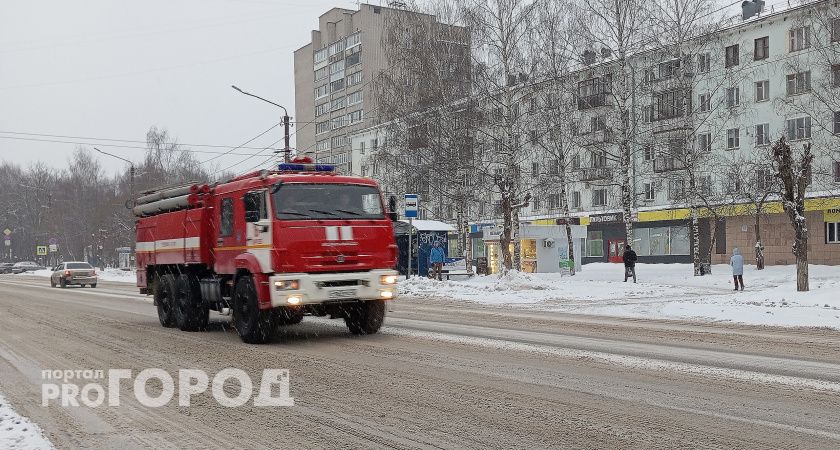 В Волгоградской области потушили пожар на нефтехранилище