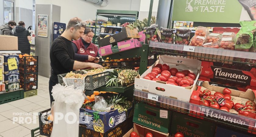 В Береславке трое подростков в открытую вынесли товар из магазина