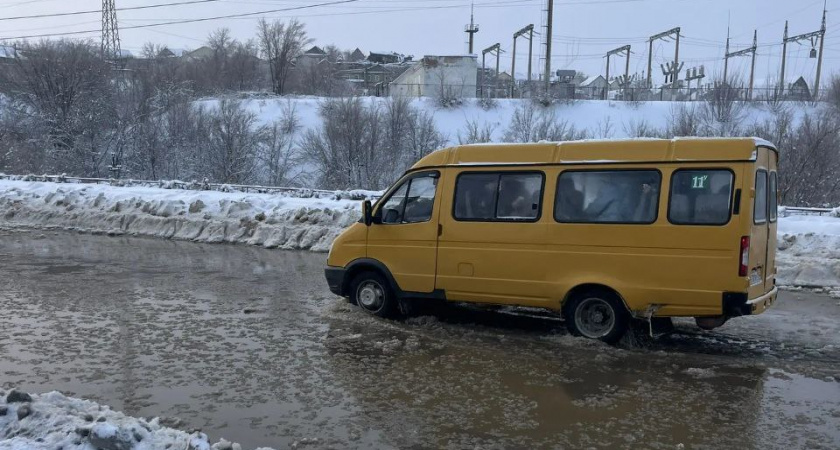 В Камышине из-за прорыва водовода перекрывали движение по дамбе