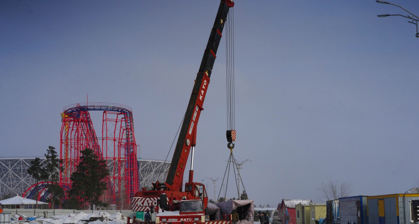 Опорные колонны для нового 120-метрового колеса обозрения привезли в Волгоград  
