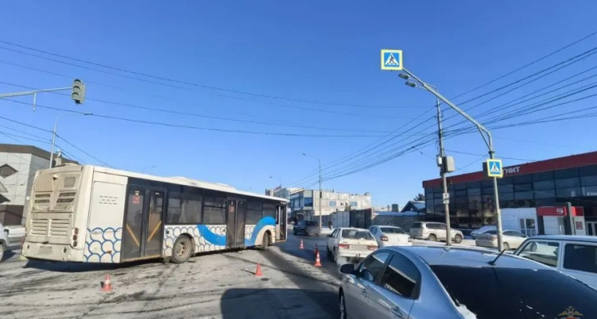 В Волгограде автобус сбил двух пешеходов, переходивших дорогу на «зеленый»