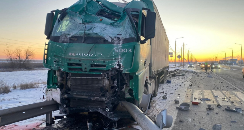 В Волгоградской области большегруз протаранил отбойник