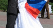Раздаются ленточки-триколоры