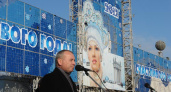 ЕР поздравила себя под елкой