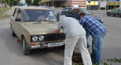 За сутки два автомобиля наехали на один и тот же открытый люк 