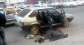 Пьяные лихачи сбили женщину и возили ее в автомобиле, пока она не скончалась