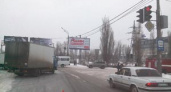В Волгограде грузовик столкнулся с автомашиной