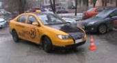 Таксист сбил пешехода на парковке