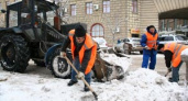 В Волгограде ночью убирали снег