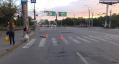 Перебегая дорогу, пешеход ударился об автомобиль
