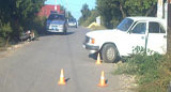 В Волгограде мотоцикл наехал на стоявшую «Волгу»