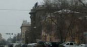 В Волгограде упавший с крыши лёд повредил автомобиль
