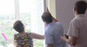 В Волгограде активисты проверили качество жилья для переселенцев из аварийных домов
