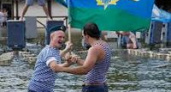 В Волгограде юбилей ВДВ отметили ретро-ралли