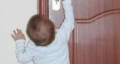 В Волгограде 3-летний малыш закрылся один в комнате