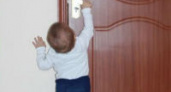 На севере Волгограда 3-летний малыш оказался запертым в квартире