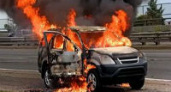 В Волгограде сожгли два внедорожника