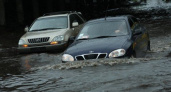 В Волгограде сильный ливень парализовал движение на улицах