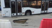 В Волгограде у аэропорта под автобусом провалился асфальт