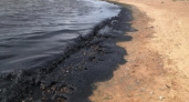 В Волгограде на берегу Волги разлилась нефть