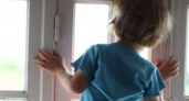На севере Волгограда 2-летний мальчик выпал из окна второго этажа