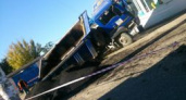 В Волгограде грузовик с щебнем провалился в камеру теплотрассы