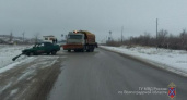 Под Волгоградом ВАЗ влетел в КАМАЗ: пострадал водитель легковушки
