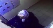 В Волгограде подозрительная женщина ходит по подъездам