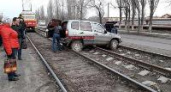 На юге Волгограда внедорожник вылетел на трамвайные пути