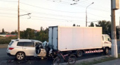 В Волгограде иномарка влетела в фургон: пострадали пять человек