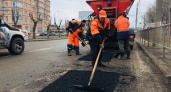 На проспекте Жукова дорожники устраняют дефекты 