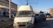 В Волгограде при столкновении легковушки и маршрутки пострадали пять человек