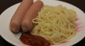 Россиянам советуют не кормить детей сосисками и макаронами