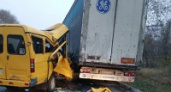 В Волгограде маршрутка врезалась в грузовик
