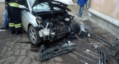 В Волжском иномарку расплющило от удара в стену
