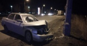 В Волгограде легковушка столкнулась с грузовиком и влетела в столб