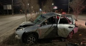 В Волгограде легковушка врезалась в дерево и перевернулась