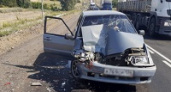 Под Волгоградом легковушка влетела во внедорожник с прицепом