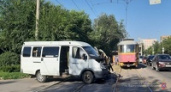 В Волгограде маршрутка врезалась в трамвай