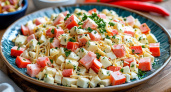 Салат из крабовых палочек, томатов, сыра и чеснока — быстро, вкусно и сочно